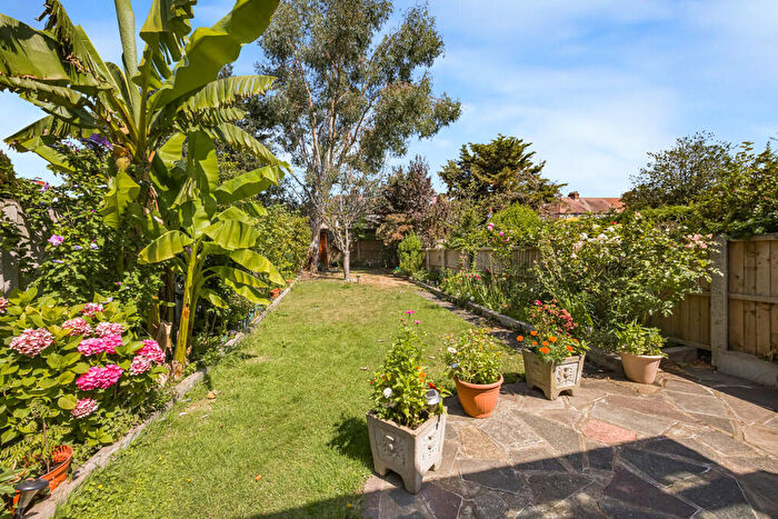 Barn Conversion For Sale In Brancaster Road, Newbury Park, Ilford, IG2