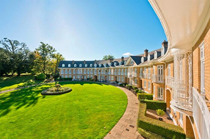 6 Bedroom Terraced House For Sale In Lakeside Grange, Weybridge, Surrey, KT13