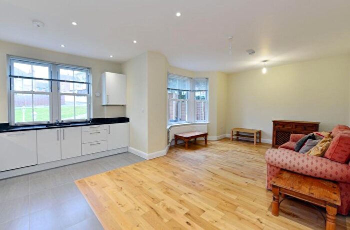 2 Bedroom Flat To Rent In Oakleigh Road North, Whetstone, London, N20