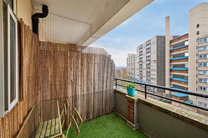 2 Bedroom Flat For Sale In Rawson Street, London, SW11