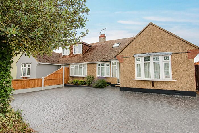 3 Bedroom Chalet For Sale In Lingfield Drive, Rochford, SS4