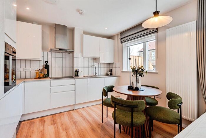 3 Bedroom End Of Terrace House For Sale In Oakfield, Swindon, SN3