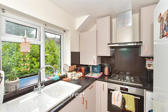 2 Bedroom Flat For Sale In Croydon Road, Caterham, Surrey, CR3