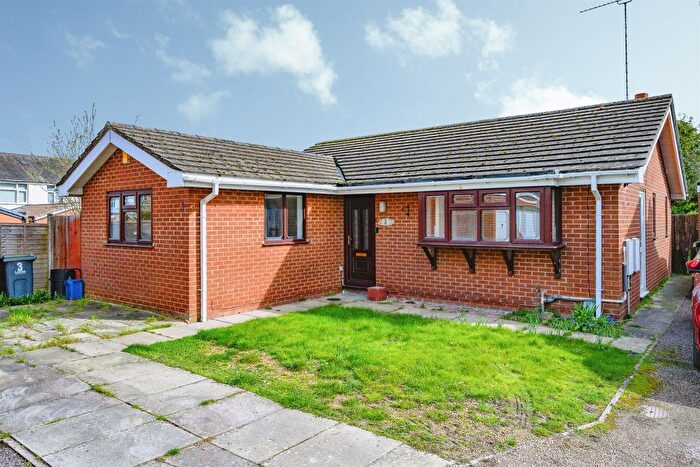 3 Bedroom Detached Bungalow For Sale In Almond Close, Luton, LU3