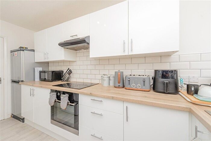 2 Bedroom Flat For Sale In Richmond Road, Gillingham, Kent, ME7