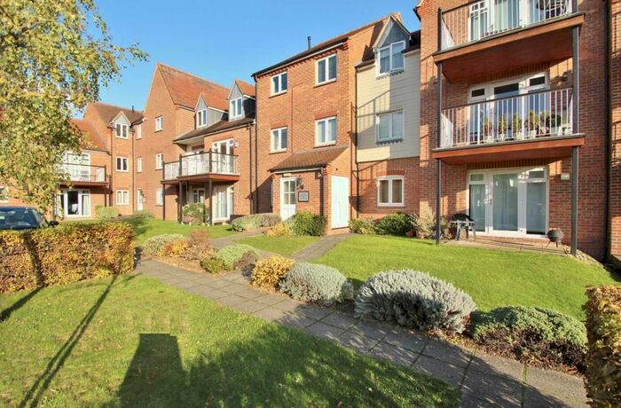 3 Bedroom Flat To Rent In Marina Way, Abingdon, OX14