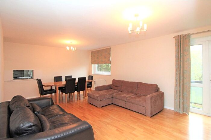 3 Bedroom Flat To Rent In Hillcrest Road, London, Uk, W5