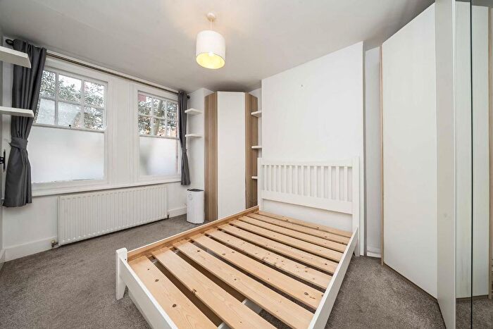 2 Bedroom Flat For Sale In Dancer Road, Kew, Richmond, TW9