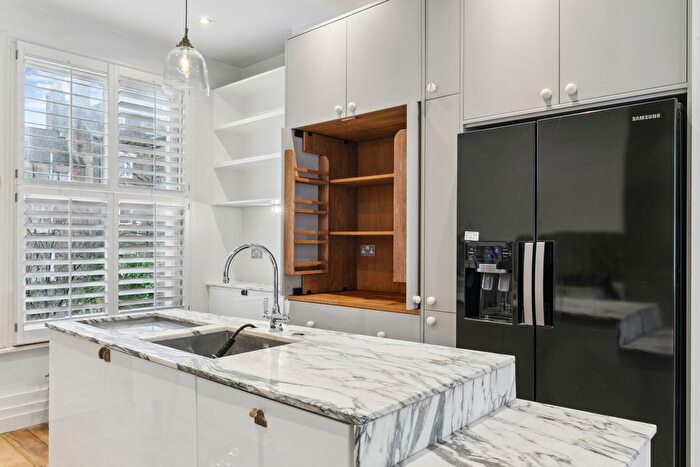 2 Bedroom Flat To Rent In Oaklands Grove, Shepherds Bush, W12