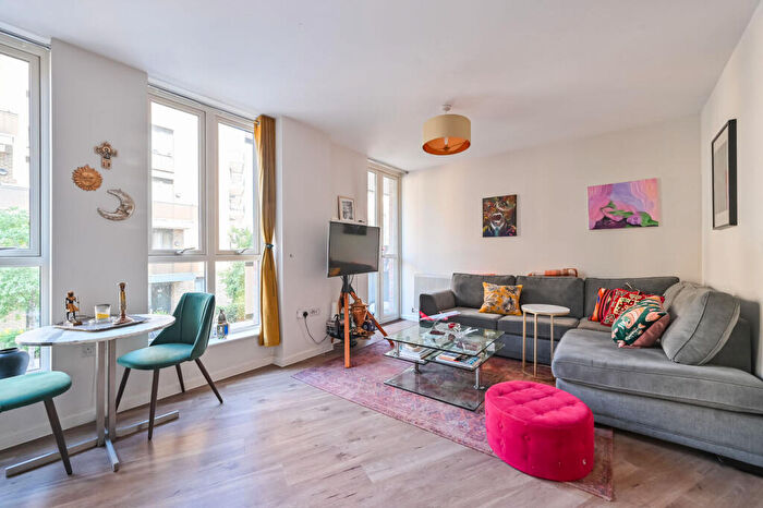 2 Bedroom Flat To Rent In Maypole Court, Bow, London, E3