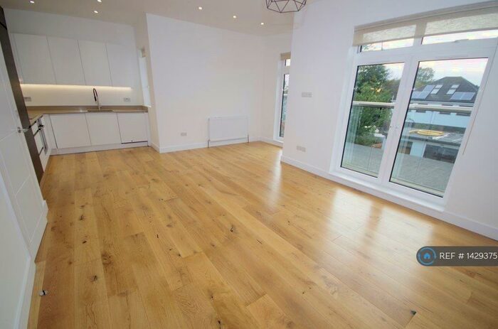 3 Bedroom Flat To Rent In Bow Lane, London, N12