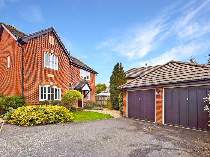 4 Bedroom Detached House For Sale In Pannells Close, Chertsey, Surrey, KT16