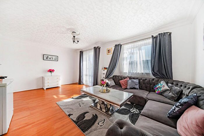 3 Bedroom Flat For Sale In Livingstone Court, Leyton, London, E10