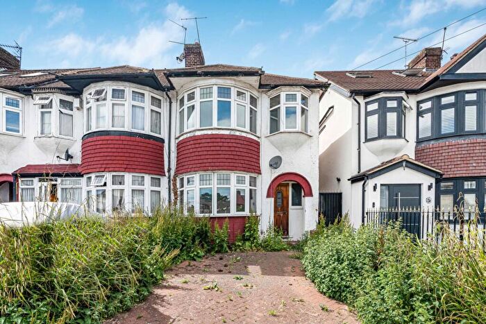 3 Bedroom End Of Terrace House For Sale In Linden Gardens, Enfield, EN1
