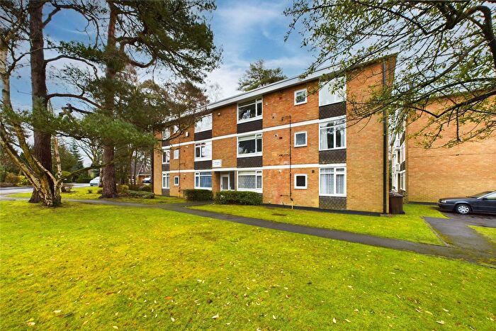 2 Bedroom Flat For Sale In Wulwyn Court, Linkway, Crowthorne, Berkshire, RG45