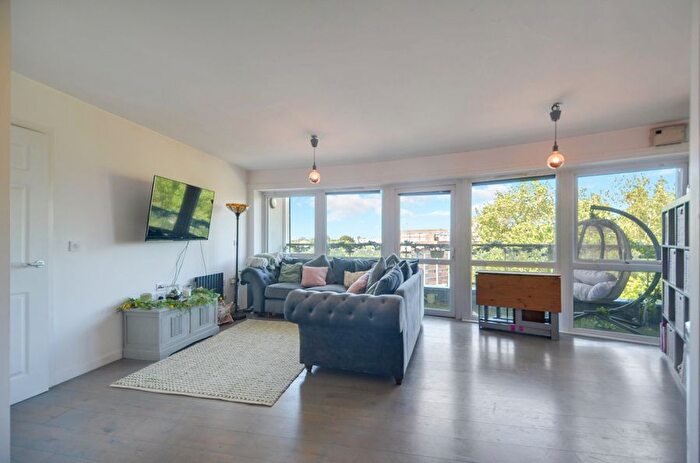 2 Bedroom Flat For Sale In Poplar Place, London, SE28