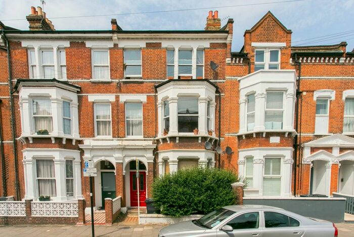 2 Bedroom Flat To Rent In Sandmere Road, London, SW4
