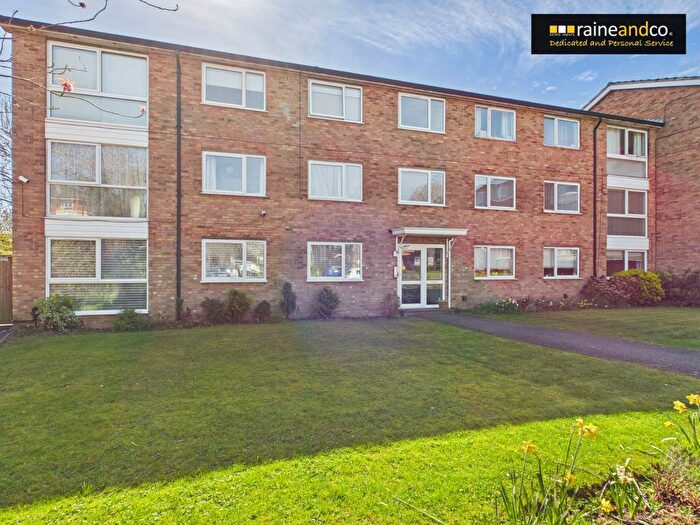 2 Bedroom Flat For Sale In Stapleton Close, Potters Bar, EN6