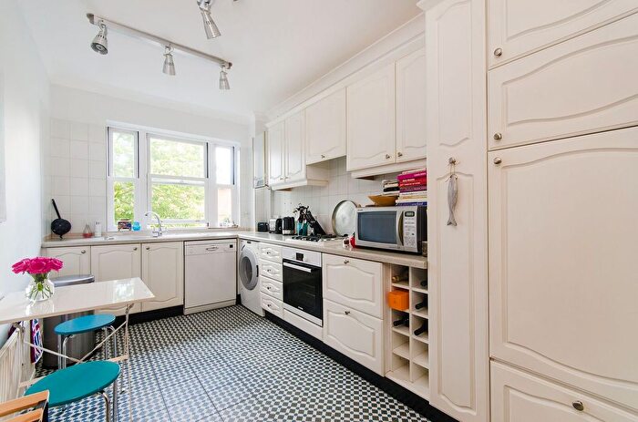 2 Bedroom Flat For Sale In Roxeth Hill, Harrow, HA2