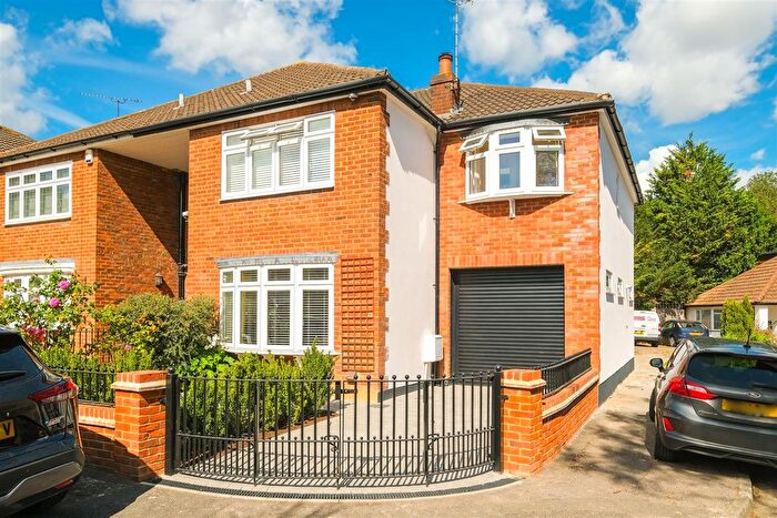 5 Bedroom Semi-detached House For Sale In Beech Tree Glade, North Chingford, E4