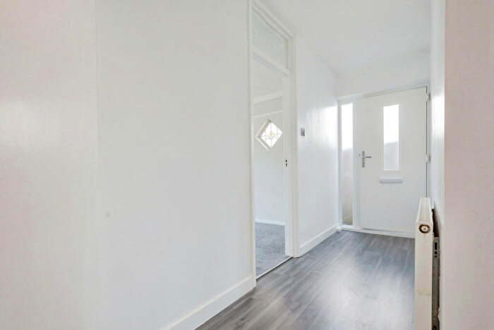 2 Bedroom Bungalow For Sale In Hobleythick Lane, Westcliff-on-sea, SS0