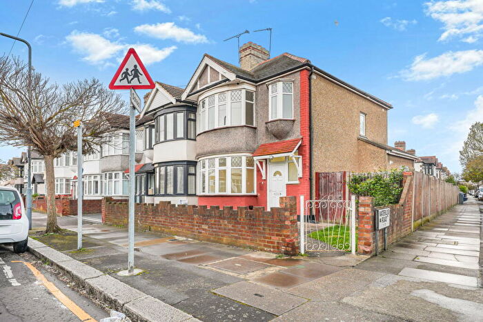 3 Bedroom End Of Terrace House To Rent In Fairlop Road, Barkingside, Essex, IG6