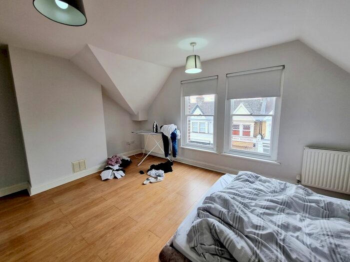 3 Bedroom Flat To Rent In Myddleton Road, Bounds Green N22