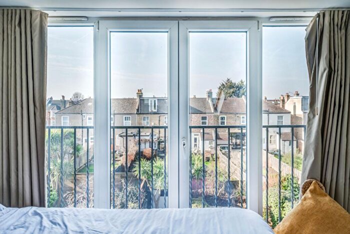 Flat To Rent In Broadfield Road Catford, SE6