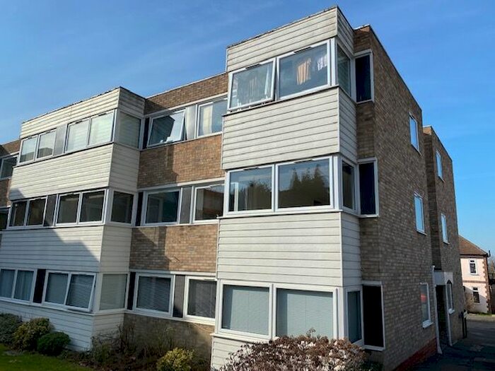 2 Bedroom Flat To Rent In Carlton Close, Upminster, RM14