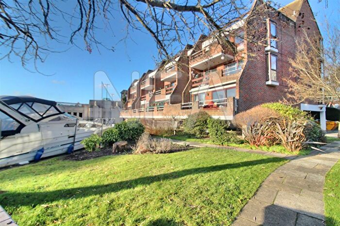 2 Bedroom Flat To Rent In Riverside Court, Caversham, Reading, RG4