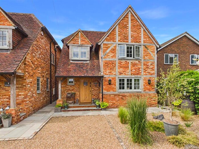 4 Bedroom Detached House For Sale In Willow Walk, Chertsey, KT16