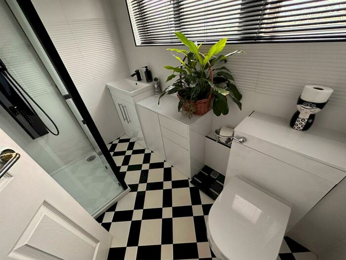 3 Bedroom End Of Terrace House For Sale In Long Road, Canvey Island, SS8