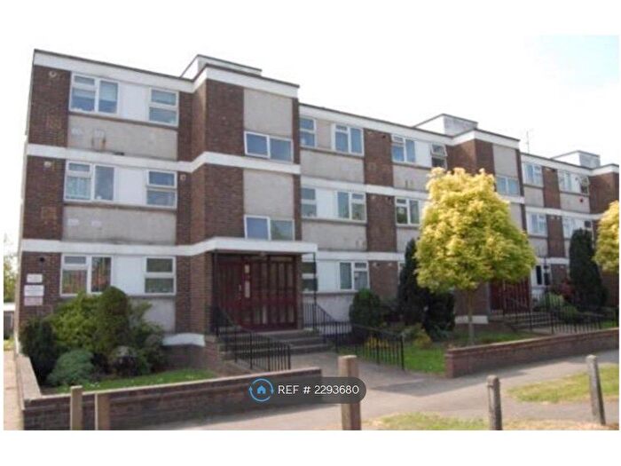 1 Bedroom Flat To Rent In Snakes Lane East, Woodford Green, IG8