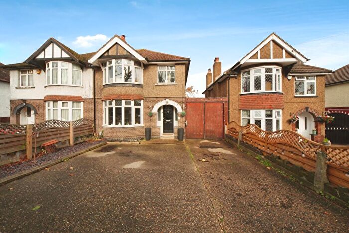 4 Bedroom Semi Detached House For Sale In Limbury Road, Luton, LU3