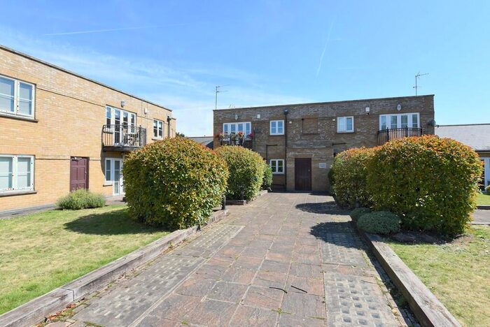 2 Bedroom Apartment To Rent In Fontaine Court, Southgate, N14