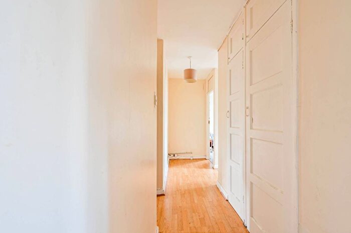 3 Bedroom Flat For Sale In Kingsnympton Park, Kingston, Kingston Upon Thames, KT2