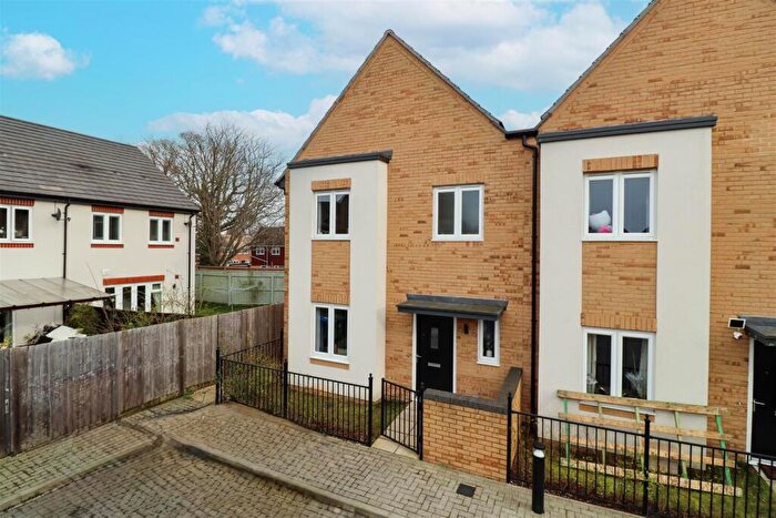 3 Bedroom End Of Terrace House For Sale In Montreal Close, Farnborough, GU14