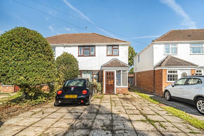 3 Bedroom Semi-Detached House For Sale In Kidlington, Almond Avenue, OX5