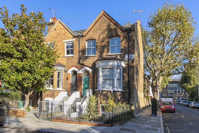 Studio To Rent In Stoneleigh Street, London, W11