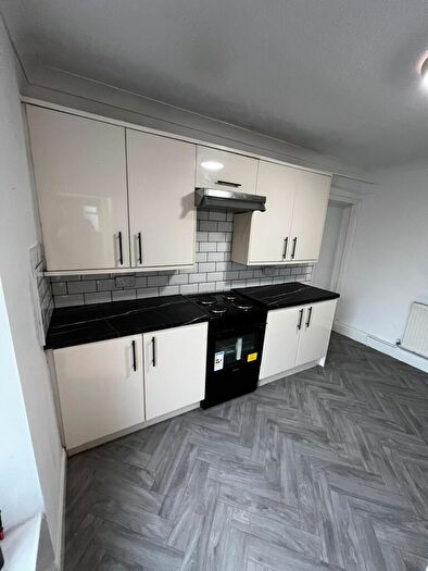 3 Bedroom Flat To Rent In High Street, Clydach, Swansea, SA6