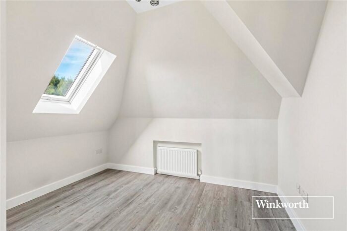 Studio To Rent In Wentworth Avenue, London, N3