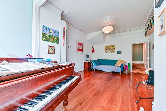 3 Bedroom Maisonette For Sale In Cranwich Road, Stoke Newington, Stoke Newington, London, N16