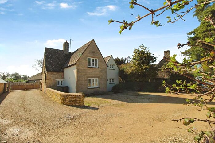 4 Bedroom Detached House For Sale In London Road, Fairford, GL7