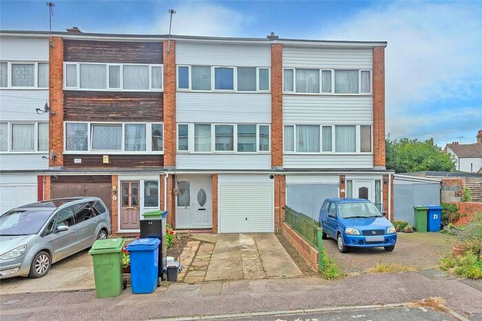 3 Bedroom Terraced House To Rent In Wykeham Road, Sittingbourne, Kent, ME10