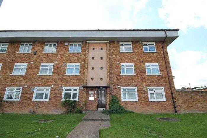 2 Bedroom Flat To Rent In Knights Way, Ilford, Essex, IG6