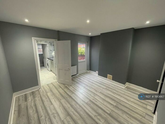 3 Bedroom Terraced House To Rent In Highgrove Street, Reading, RG1