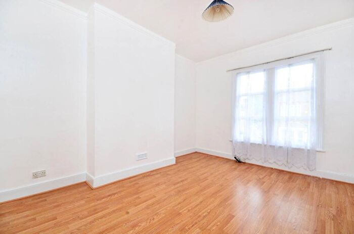 2 Bedroom Flat To Rent In Hermitage Road, Finsbury Park, London, N4