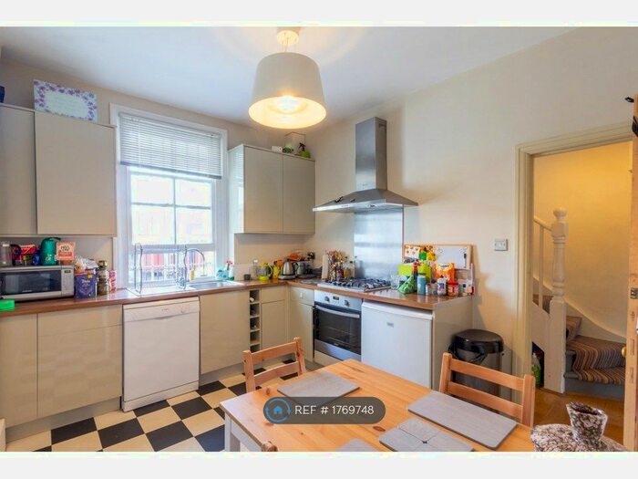2 Bedroom Flat To Rent In Camberwell New Road, London, SE5