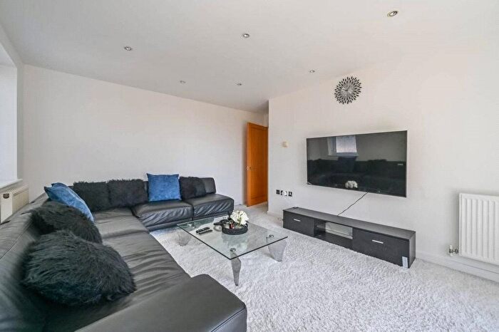 3 Bedroom Flat To Rent In Newport Avenue, London, E14