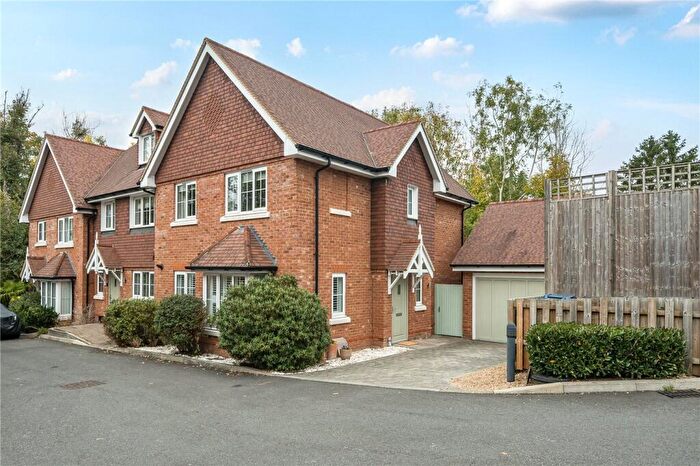 3 Bedroom End Of Terrace House For Sale In Grove Close, Wrecclesham, Farnham, Surrey, GU10